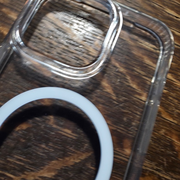 Tech21 EvoClear iPhone 16 Pro Max phone case - Picture 4 of 4